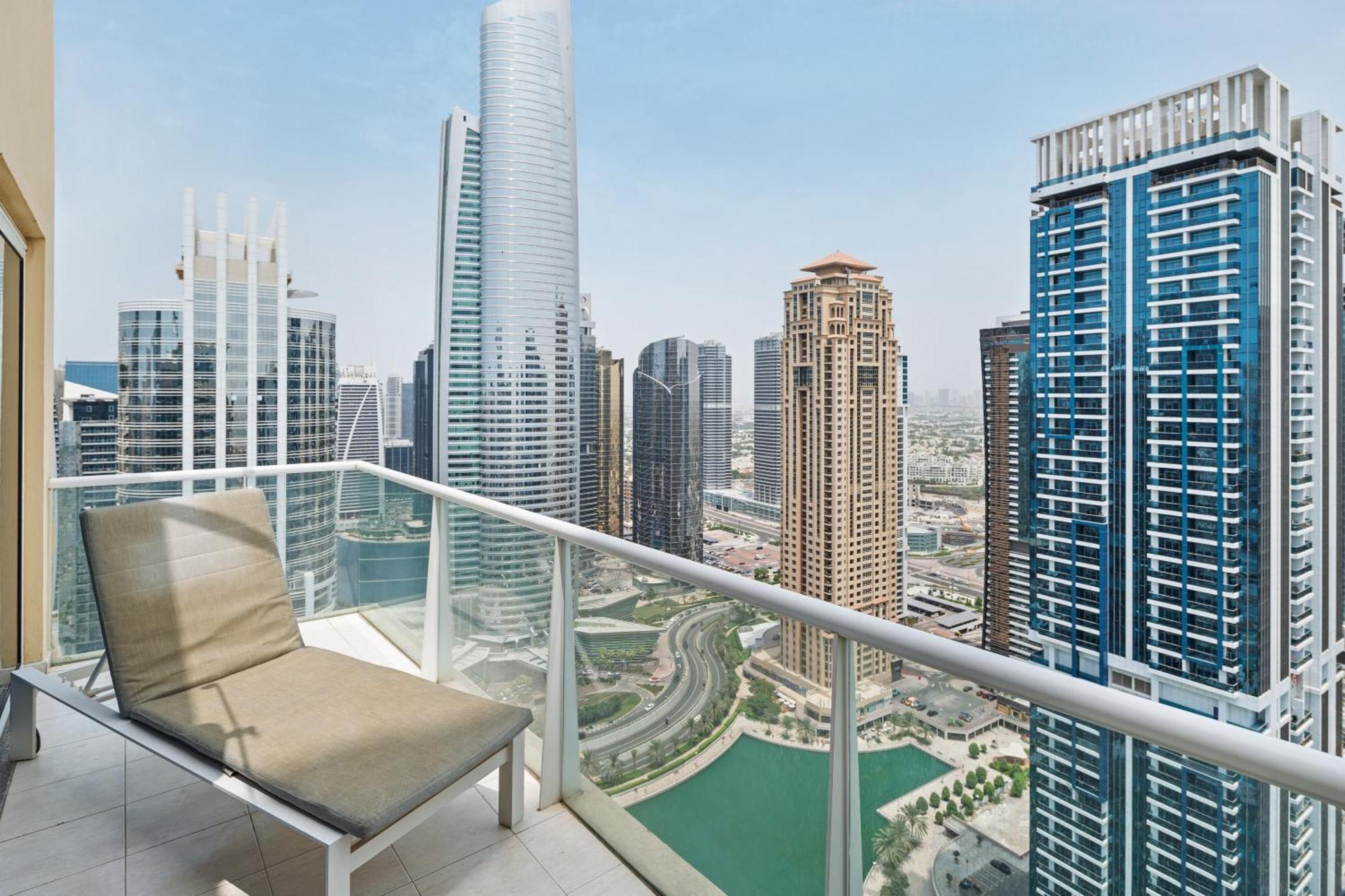 Modern & Spacious 2-Bed Condo With Panoramic Lake Views, Dual Balconies, Steps From Dubai Jlt Metro By "La Buena Vida Holiday Homes" Luaran gambar