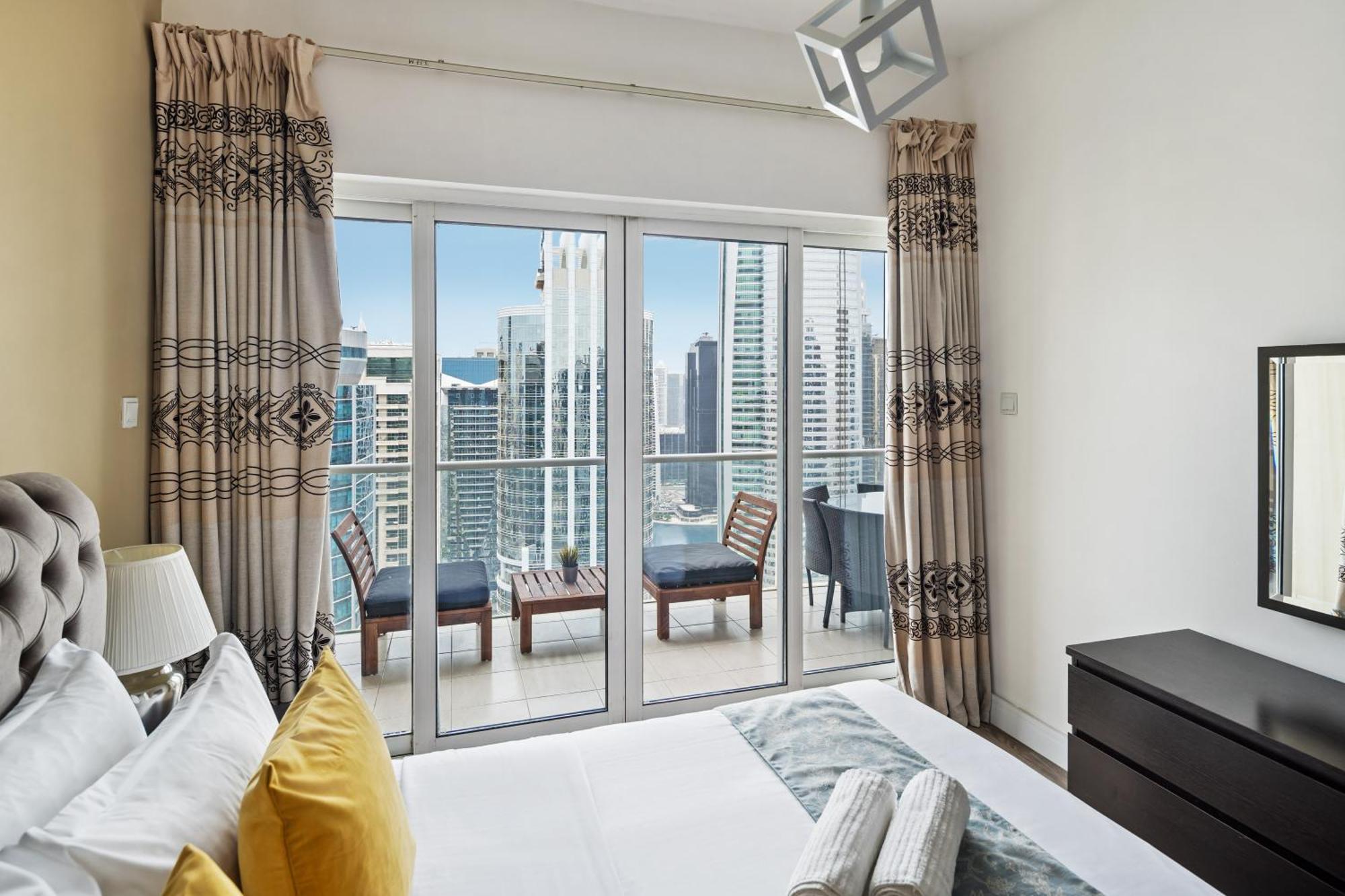 Modern & Spacious 2-Bed Condo With Panoramic Lake Views, Dual Balconies, Steps From Dubai Jlt Metro By "La Buena Vida Holiday Homes" Luaran gambar