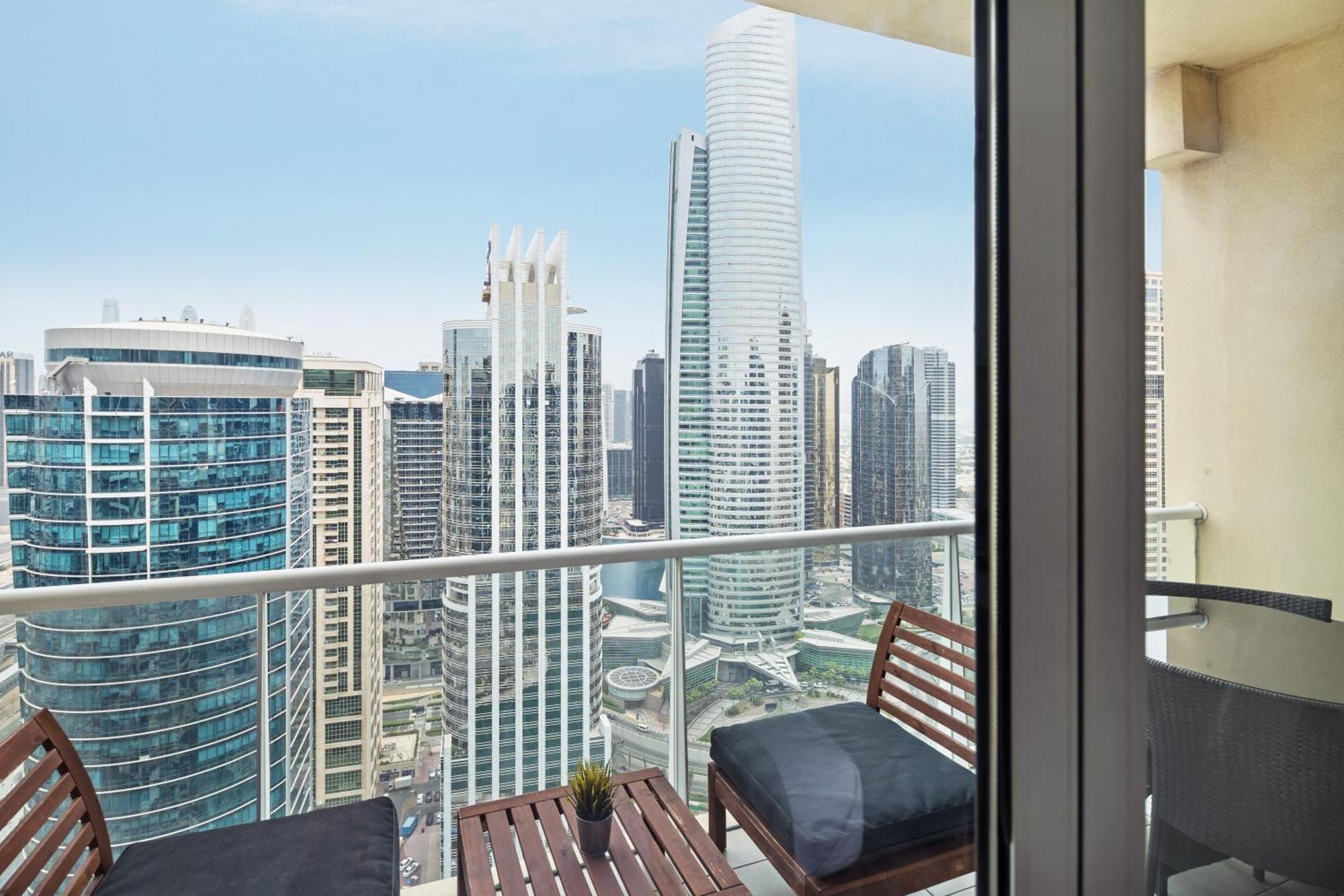 Modern & Spacious 2-Bed Condo With Panoramic Lake Views, Dual Balconies, Steps From Dubai Jlt Metro By "La Buena Vida Holiday Homes" Luaran gambar