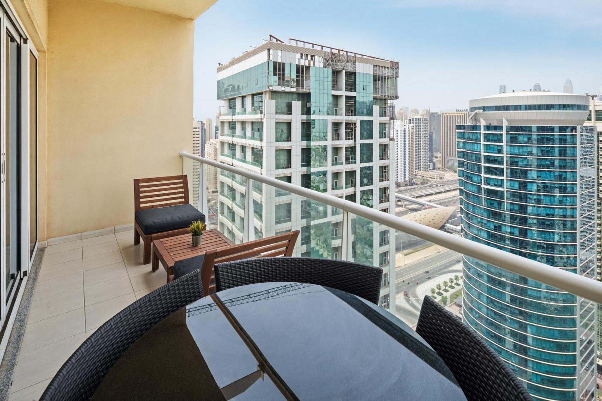 Modern & Spacious 2-Bed Condo With Panoramic Lake Views, Dual Balconies, Steps From Dubai Jlt Metro By "La Buena Vida Holiday Homes" Luaran gambar