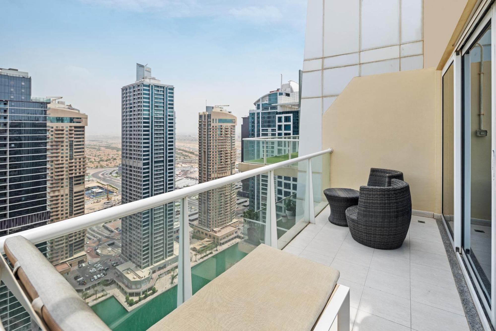 Modern & Spacious 2-Bed Condo With Panoramic Lake Views, Dual Balconies, Steps From Dubai Jlt Metro By "La Buena Vida Holiday Homes" Luaran gambar