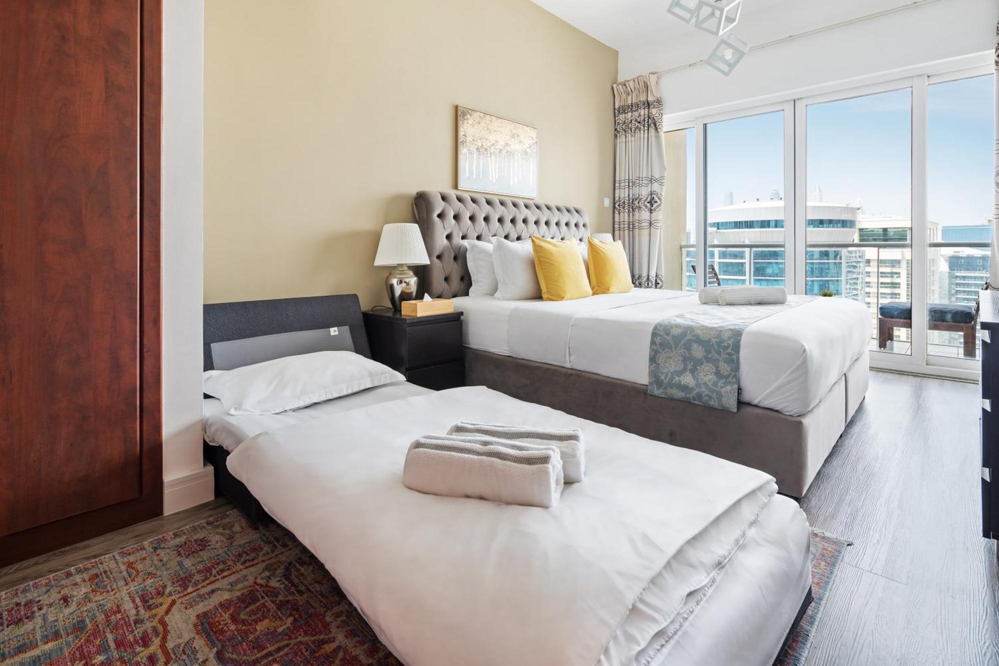 Modern & Spacious 2-Bed Condo With Panoramic Lake Views, Dual Balconies, Steps From Dubai Jlt Metro By "La Buena Vida Holiday Homes" Luaran gambar