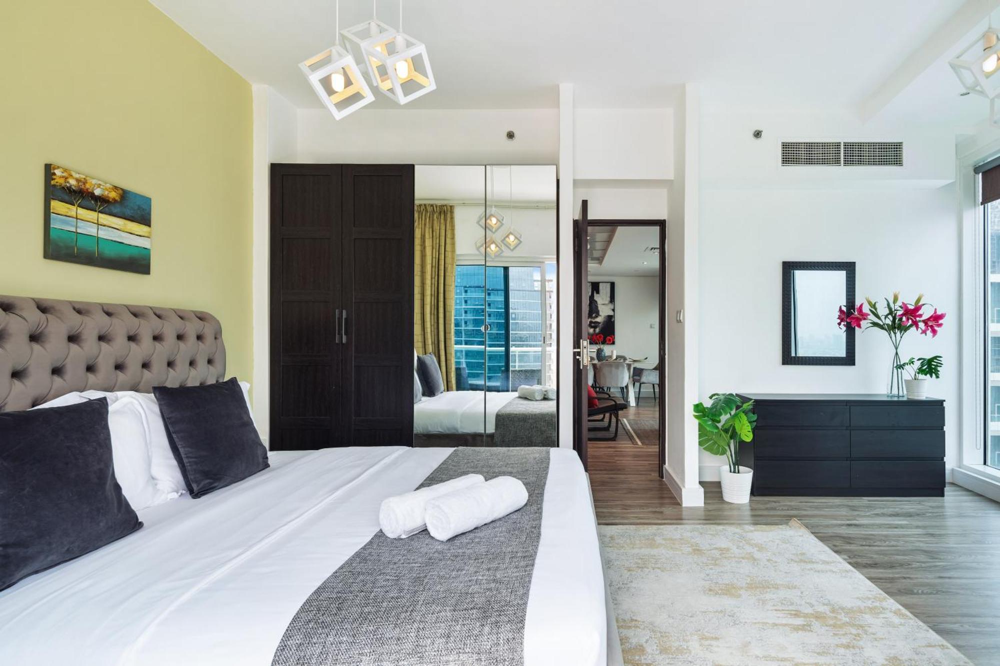 Modern & Spacious 2-Bed Condo With Panoramic Lake Views, Dual Balconies, Steps From Dubai Jlt Metro By "La Buena Vida Holiday Homes" Luaran gambar