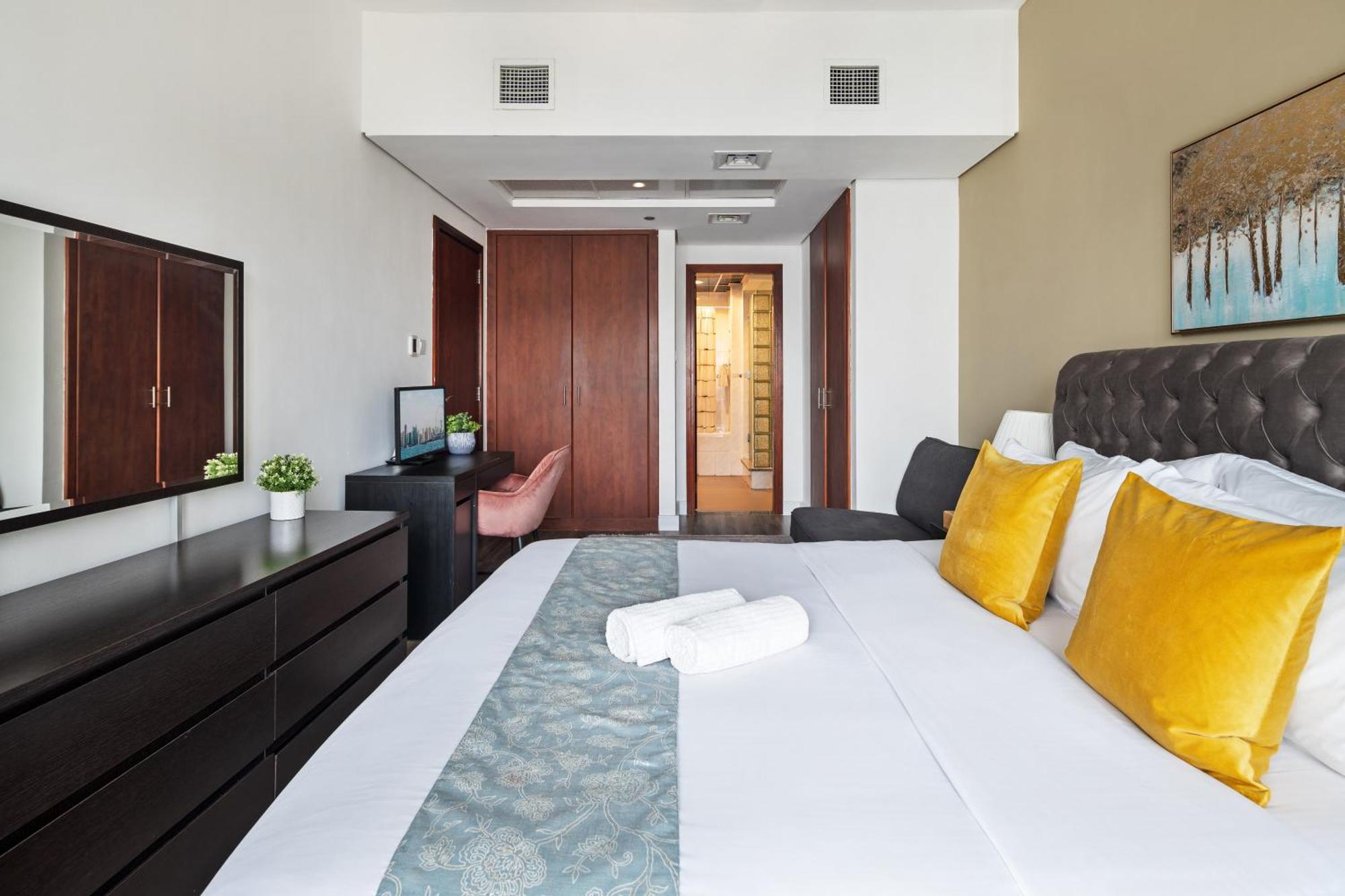 Modern & Spacious 2-Bed Condo With Panoramic Lake Views, Dual Balconies, Steps From Dubai Jlt Metro By "La Buena Vida Holiday Homes" Luaran gambar