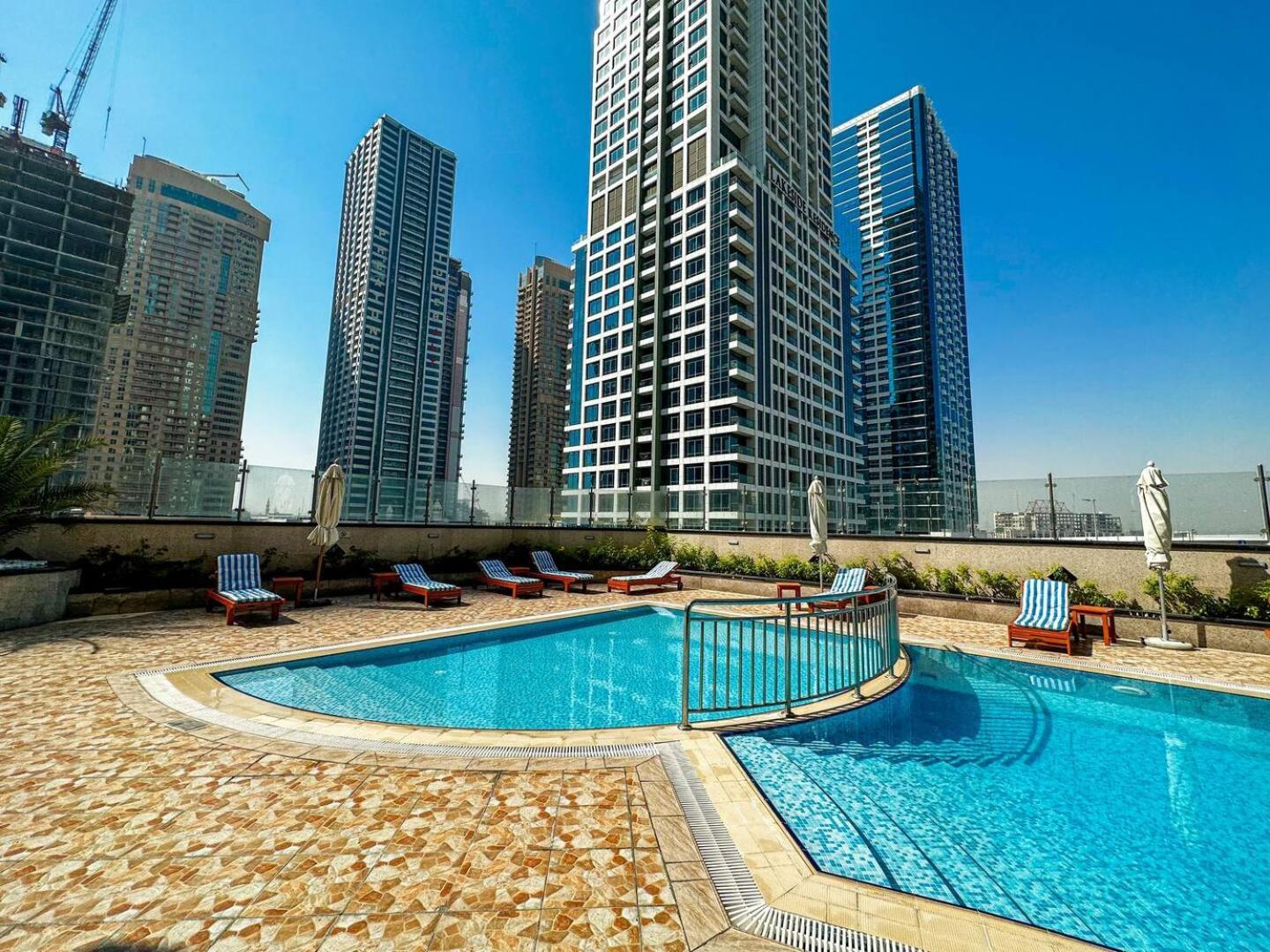 Modern & Spacious 2-Bed Condo With Panoramic Lake Views, Dual Balconies, Steps From Dubai Jlt Metro By "La Buena Vida Holiday Homes" Luaran gambar