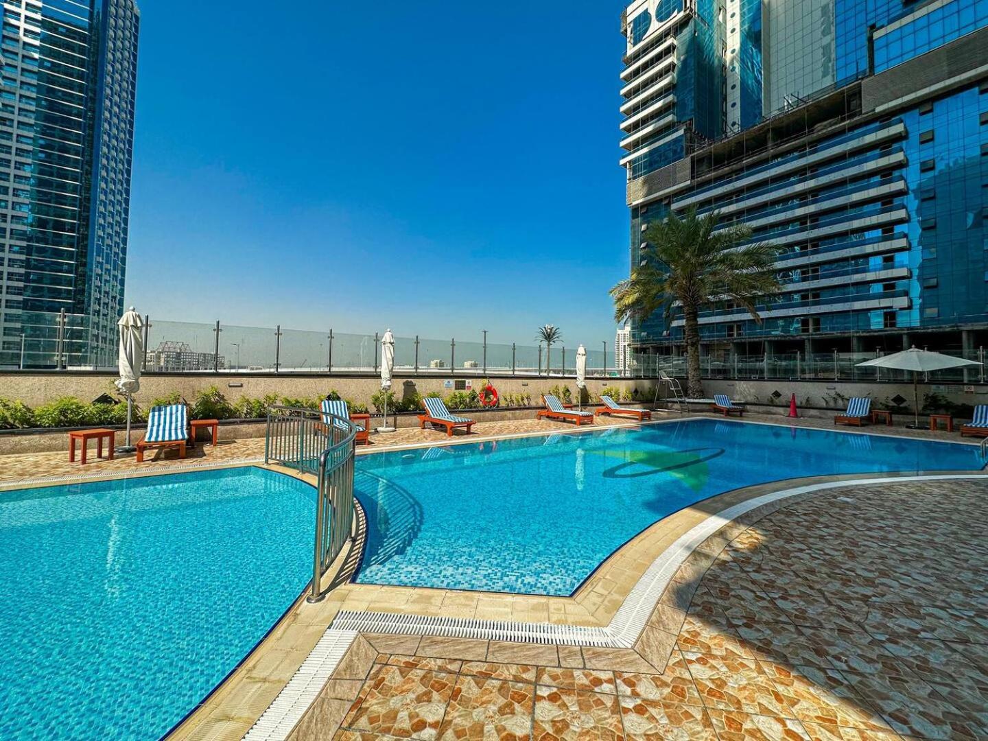 Modern & Spacious 2-Bed Condo With Panoramic Lake Views, Dual Balconies, Steps From Dubai Jlt Metro By "La Buena Vida Holiday Homes" Luaran gambar